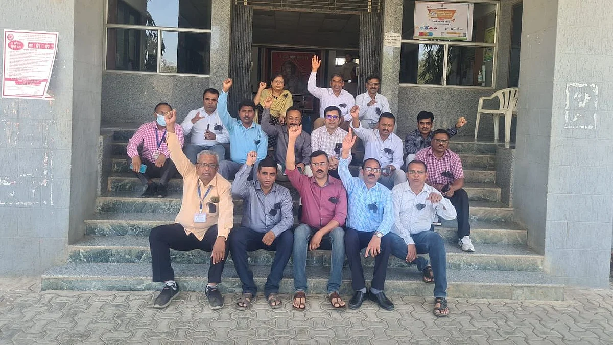 तहसीलदार संघटनेचे काळ्या फीती लावून धरणे आंदोलन