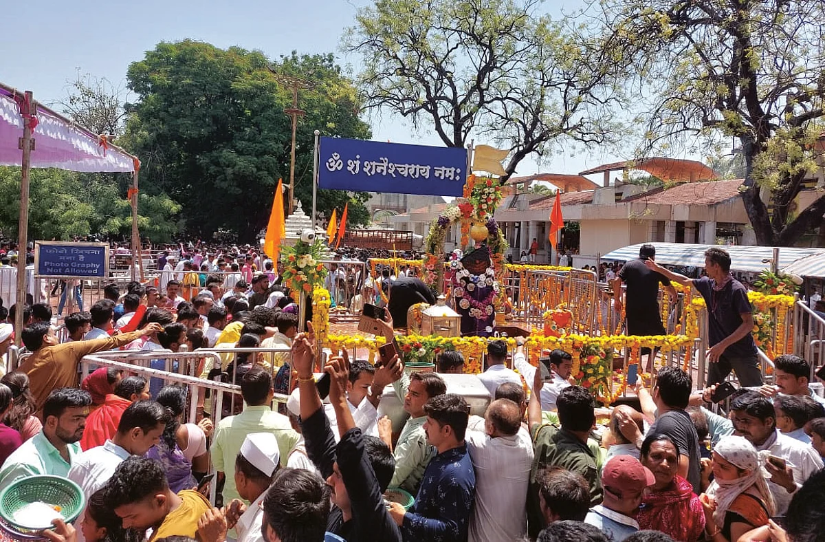 गुढीपाडवा यात्रेनिमित्त शिंगणापुरात दोन लाख भाविकांचे शनीदर्शन