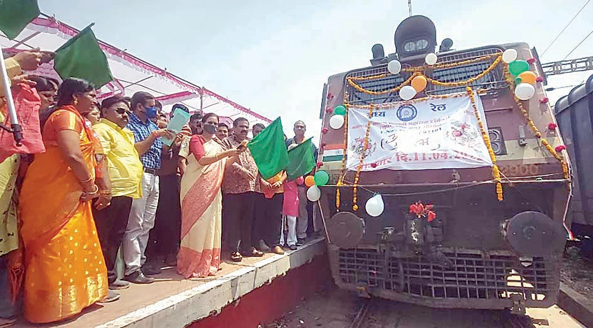 विशेष गाडीला हिरवा झेंडा