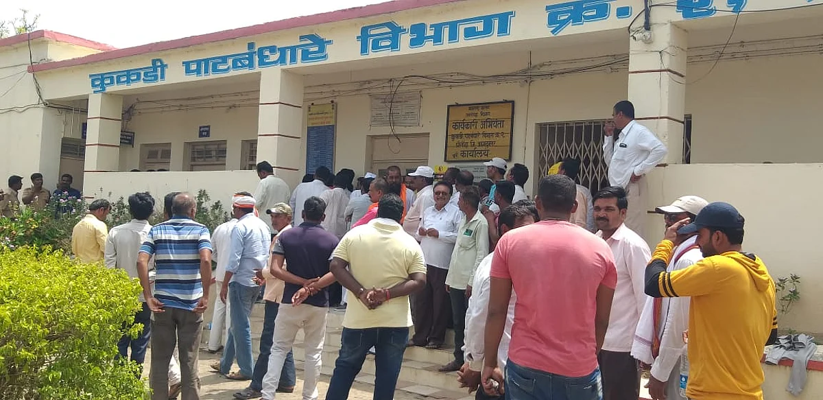 कुकडीच्या पाण्यासाठी शेतकरी दुसऱ्या दिवशीही आक्रमक