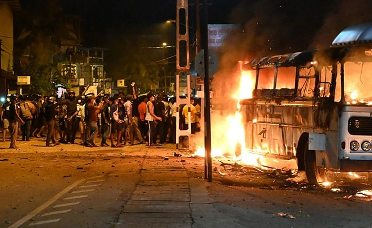 PHOTO : श्रीलंका मोठ्या आर्थिक संकटात; संतप्त जनता रस्त्यावर, राष्ट्रपतींच्या घरासमोर हिंसक आंदोलन