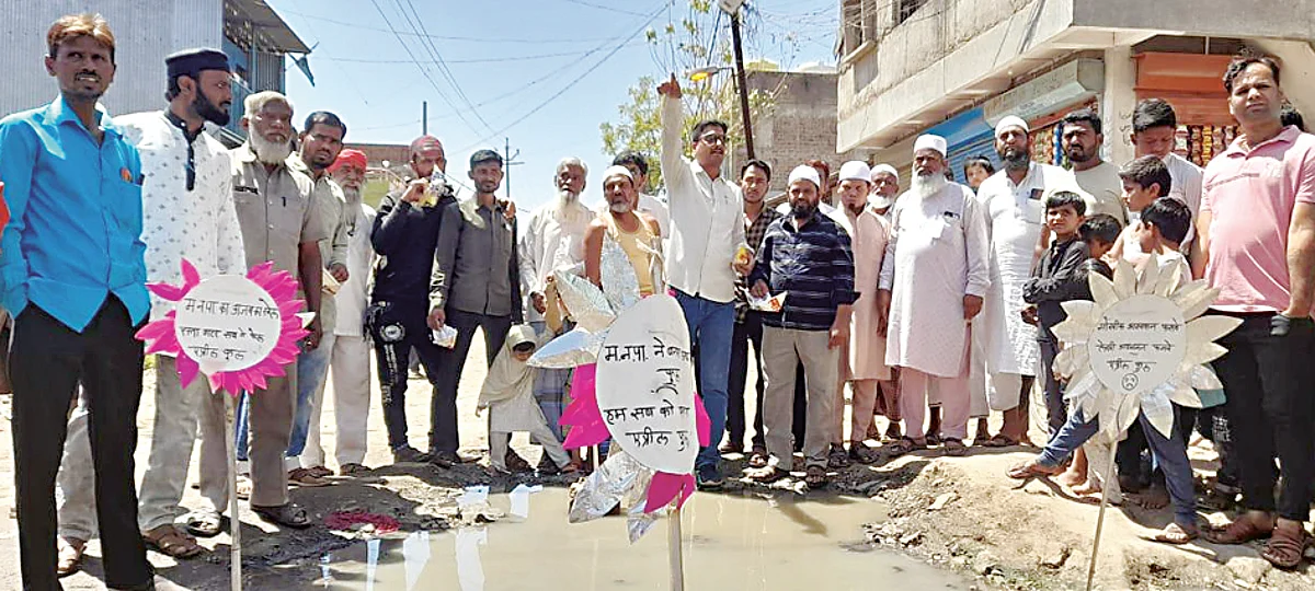रस्त्याची दूरवस्था; खड्ड्यातील सांडपाण्यात आंदोलन