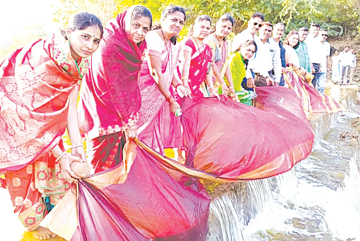 आणि म्हणून महिलांनी कान नदीला अर्पण केला साडीचोळीचा आहेर