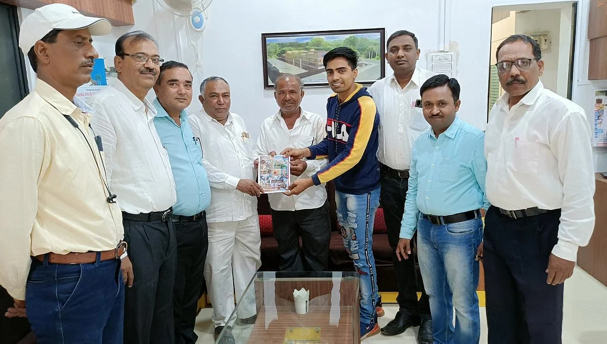 अमळनेरच्या धनदाई कॉलेजच्या वार्षिक नियतकालिकास विद्यापीठाचे तिसरे पारितोषिक