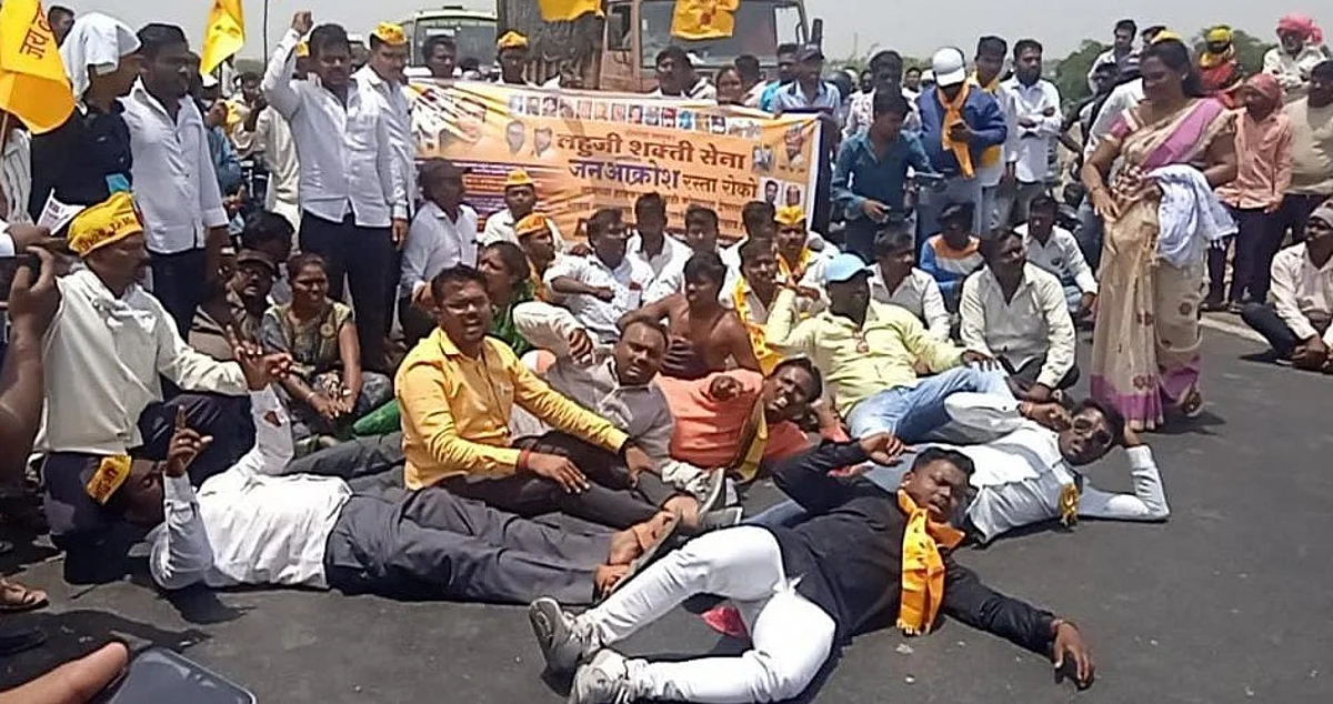 नगर-पुणे महामार्गावर लहुजी शक्ती सेनेचा रास्ता रोको