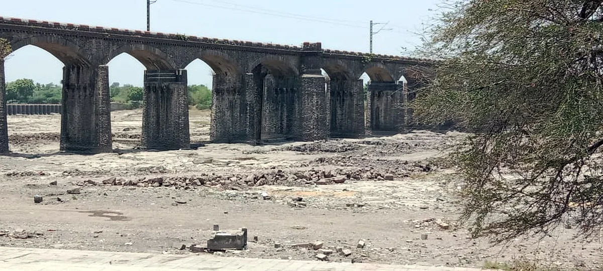 गोदावरी नदीचे पात्र अनेक ठिकाणी कोरडेठाक