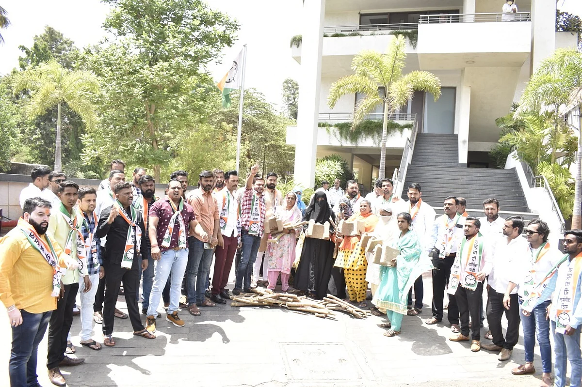युवक राष्ट्रवादीचे महागाईच्या भोंग्या विरोधात 'चूल व लाकडे' आंदोलन