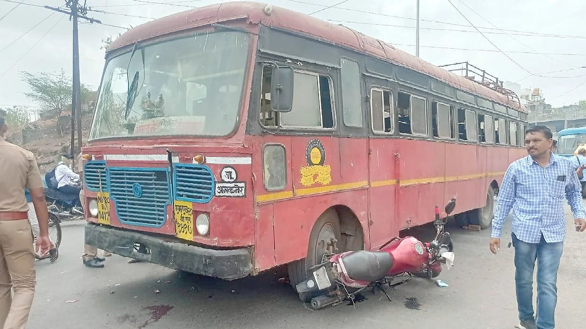 ब्रेकिंग न्युज : नंदुरबारात बस व मोटारसायकलचा अपघात, तीन जण जखमी