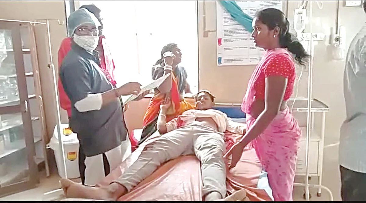 Photo# चालत्या मेमो रेल्वेत दोन युवकांवर चाकूने हल्ला