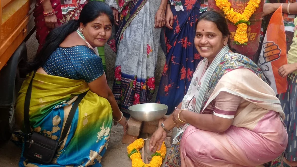 अन् महिला काँग्रेसच्या पदाधिकार्यांनी गॅस एजन्सी समोरच मांडली चुल
