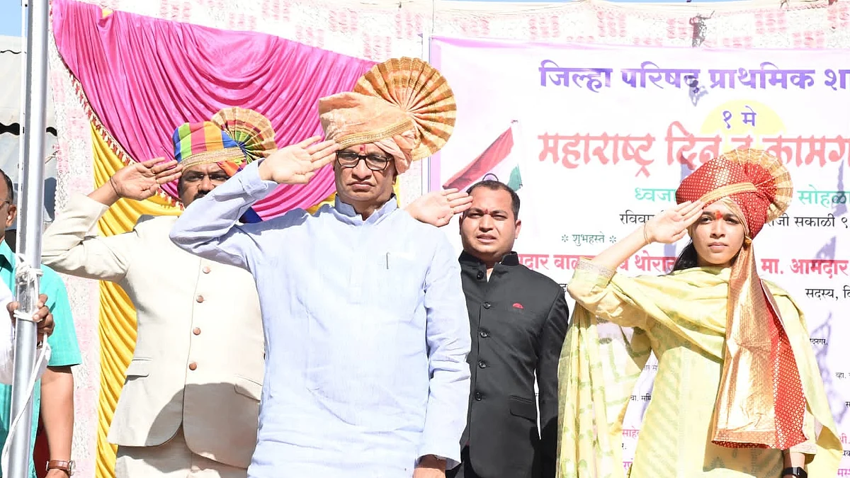 पठारभागातील खांबे येथे ना. थोरातांच्या हस्ते ध्वजारोहण