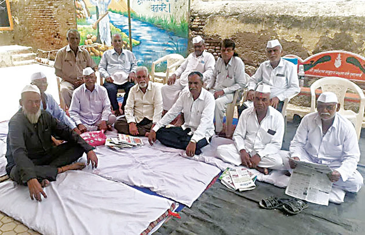 आश्वासनानंतर ज्येष्ठ नागरिकांचे उपोषण मागे