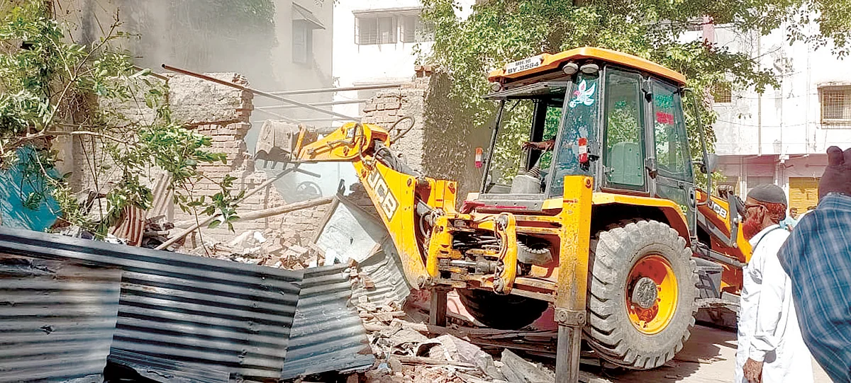 गौरीघुमट येथील अतिक्रमणांवर हातोडा
