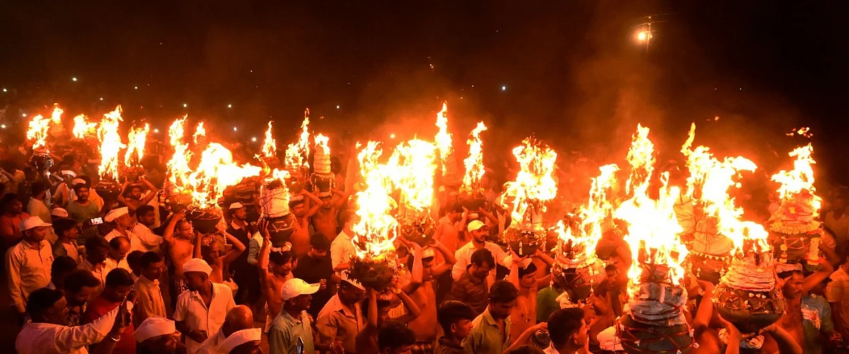 दोन वर्षे खंडित काठ्याची यात्रा उत्साहात
