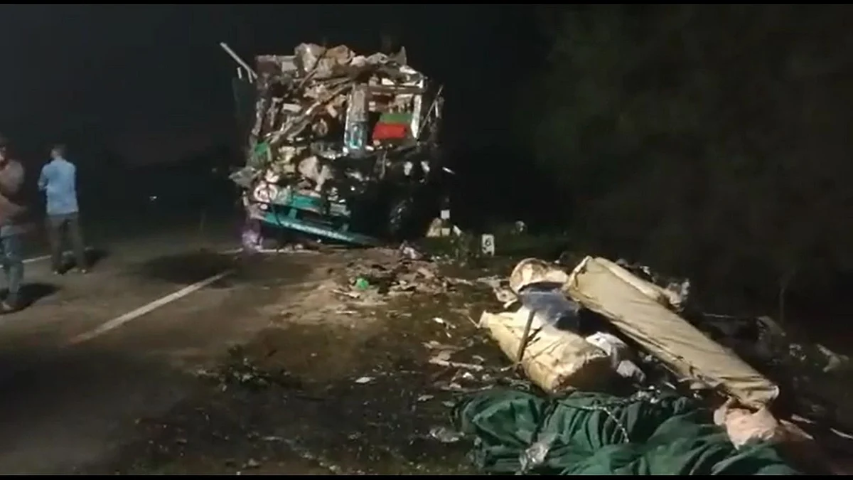 ट्रक आणि बसचा भीषण अपघात; ८ जण ठार, २६ गंभीर जखमी