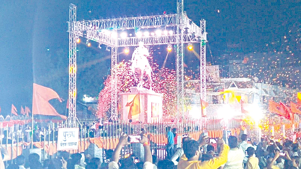 शहादा येथे शिवछत्रपतींच्या अश्वारुढ पुतळयाचे दिमाखात लोकार्पण