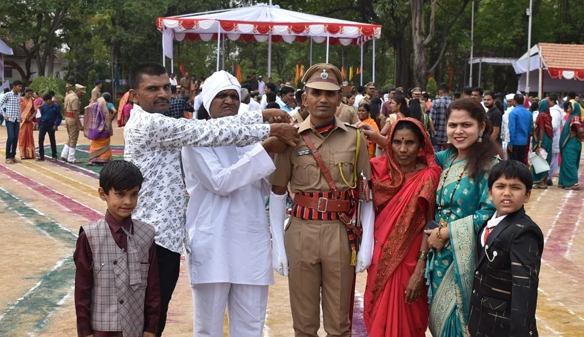 पोराच्या वर्दीवर चमकले पीएसआयचे स्टार अन् बापाच्या डोळ्यात तराळले अश्रू