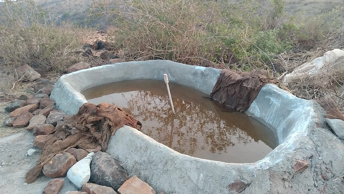 धादवडवाडी येथे लोकसहभागातून वन्य प्राण्यांसाठी पाणवठा