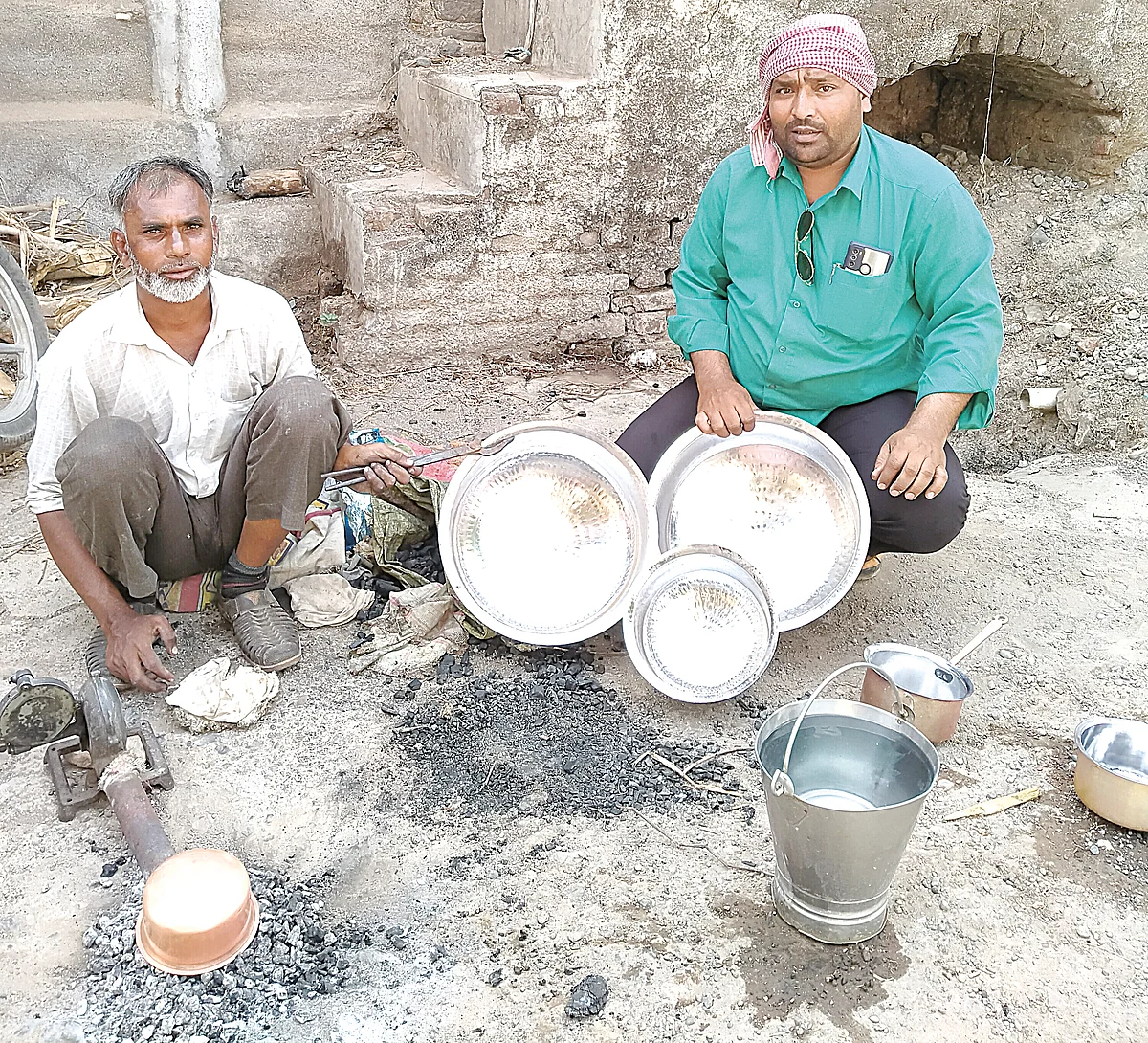 ...आणि म्हणून ग्रामिण भागात आजही तांब्या पितळाच्या भांड्याना होते कथील पॉलीश