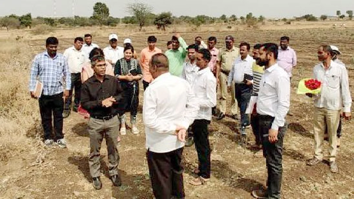 गावागावात जाऊन शेतकर्यांशी संवाद साधा