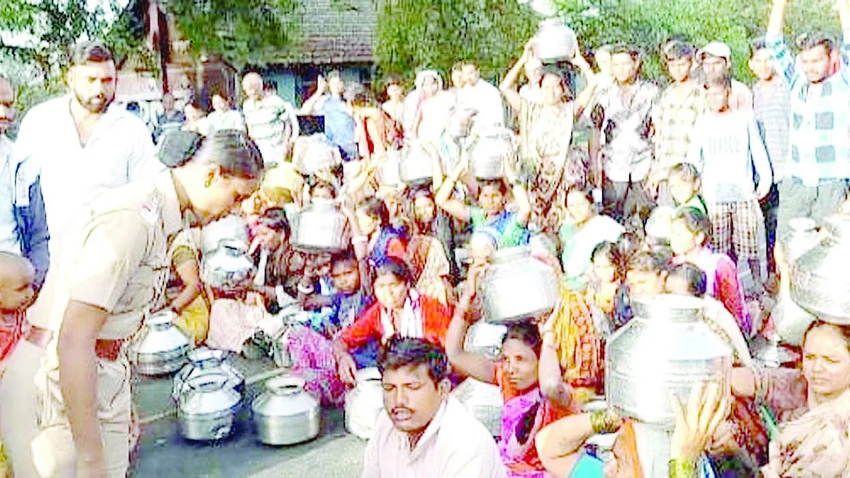 Women hold agitation at Tiradshet