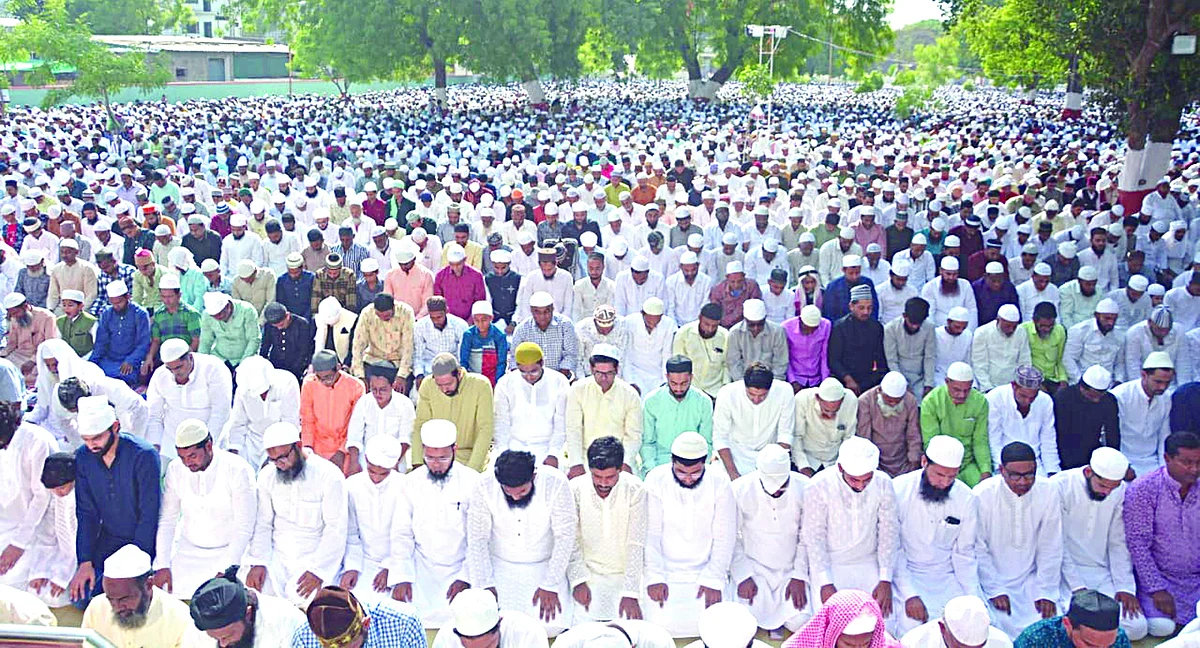 राष्ट्रीय एकात्मतेसाठी नमाज पठण