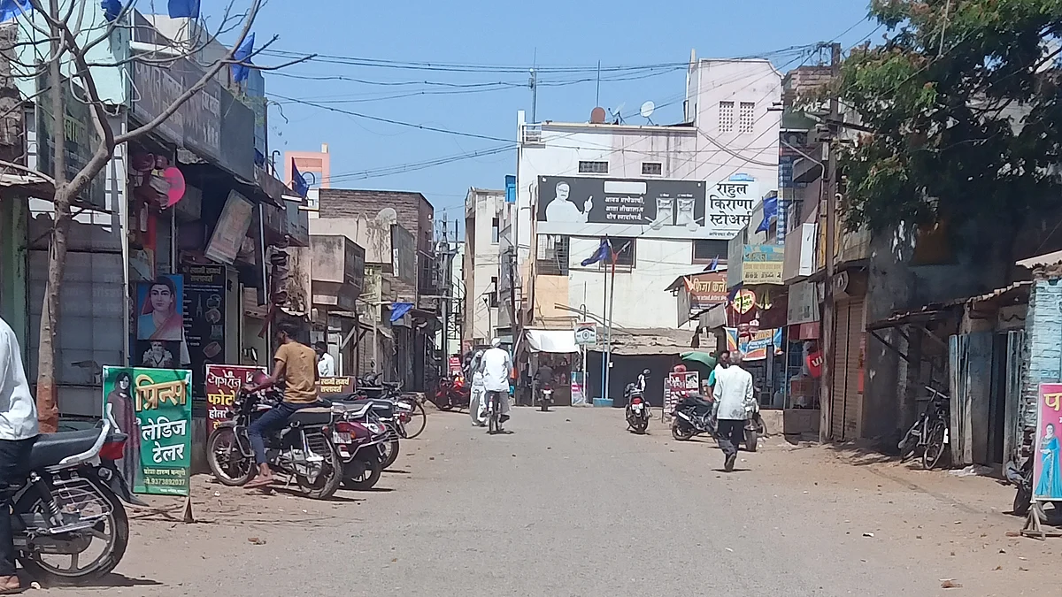 धुळीच्या साम्राज्यामुळे सोनगावची व्यापारीपेठ हैराण