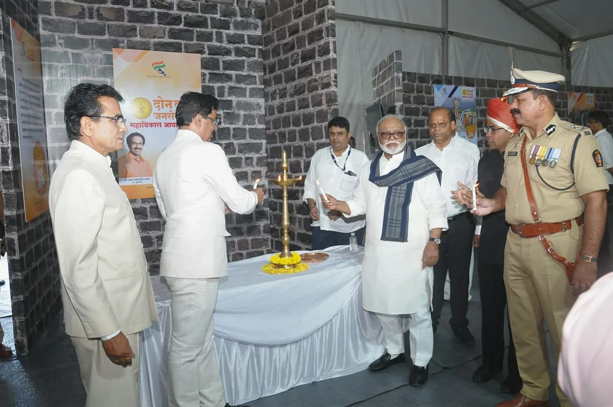 ...अन् विभागीय आयुक्तांनीच काढले पालकमंत्र्यांसोबत आपल्या स्टाफचे फोटो...