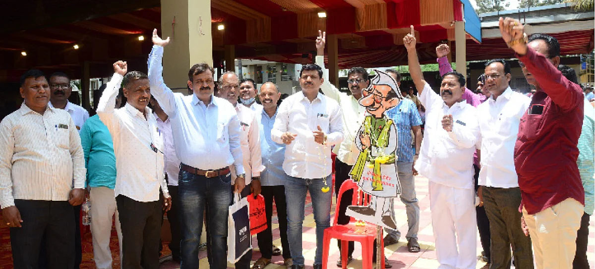सभा अनधिकृतपणे, सर्व खर्च सभासदांच्या माथी