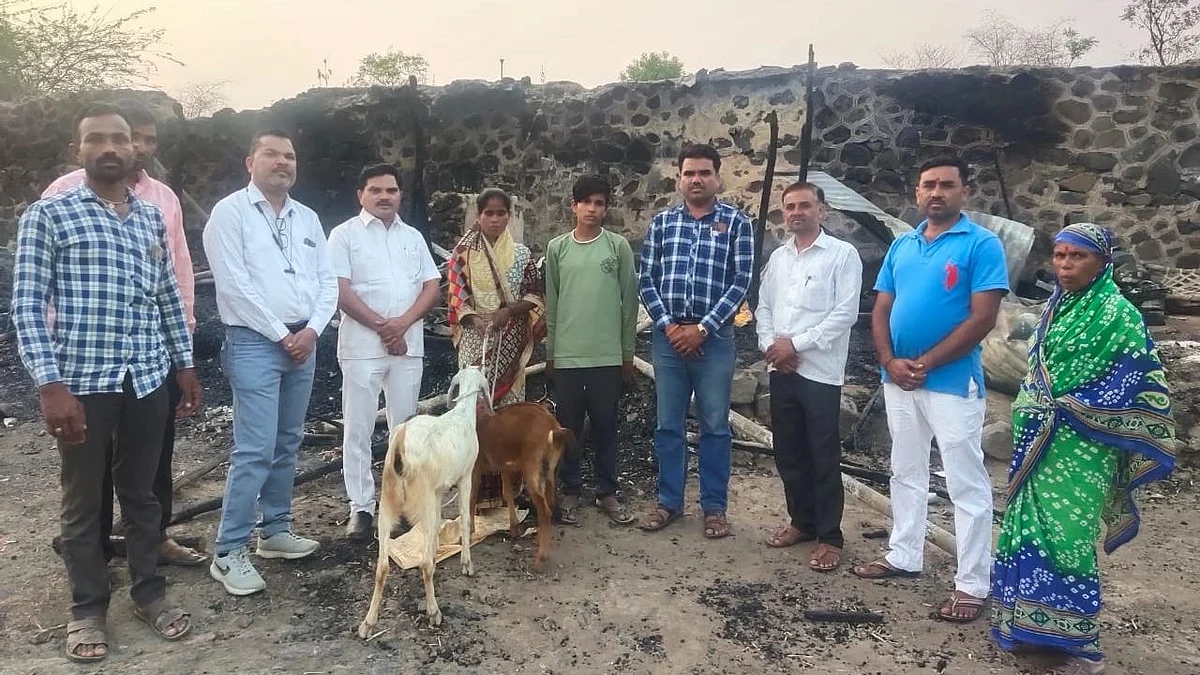 आगीत उद्धवस्त कुटुंबाला लाखांची मदत