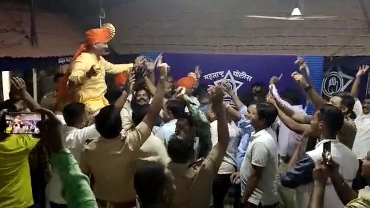 Video पोलीस ठाण्यातच साहेबांसह कर्मचार्यांचा वाढदिवस दणक्यात साजरा