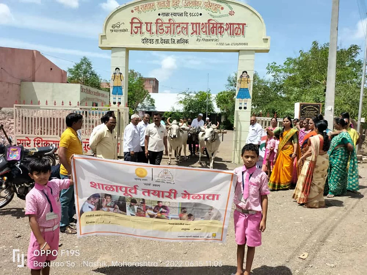 शाळेच्या पहिल्याच दिवशी विद्यार्थ्यांची बैलगाडीतून मिरवणूक