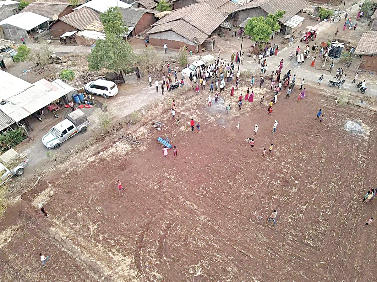 बारी येथे कारवाईसाठी गेलेल्या वनविभागाच्या वाहनांवर दगडफेक
