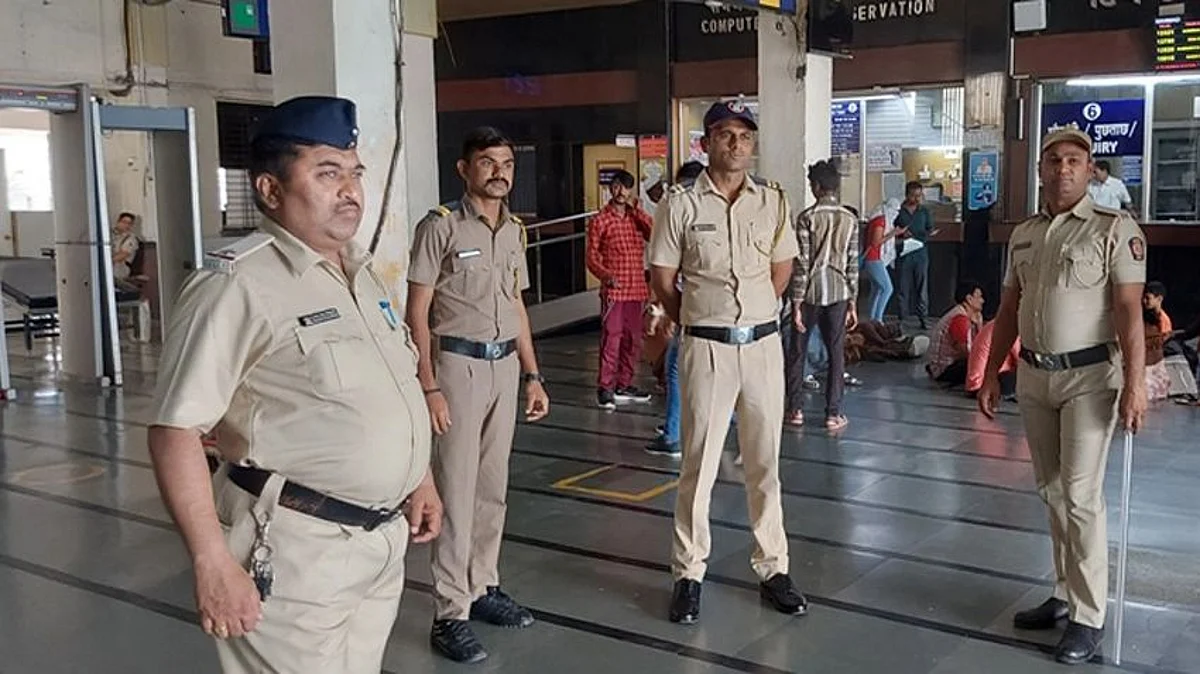 अग्निपथ धोरणाचा फटका 17 रेल्वे रद्द; प्रवाशी त्रस्त
