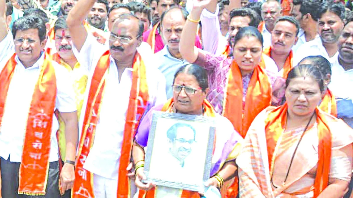 पक्षप्रमुख उध्दव ठाकरे यांच्या समर्थनार्थ
बंडाच्या तिसर्या दिवशी शिवसेना रस्त्यावर