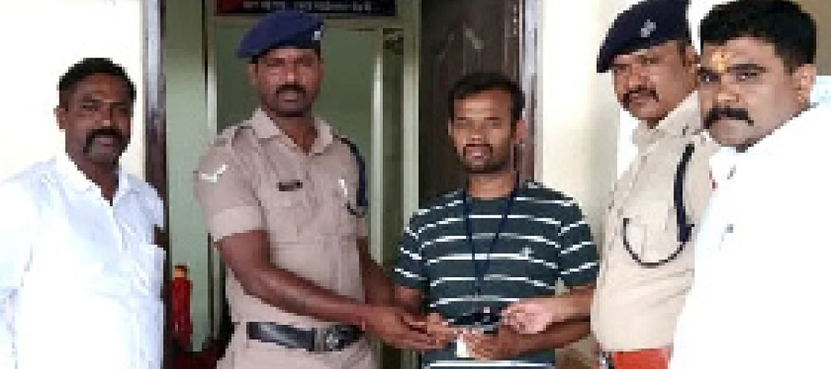 रेल्वे पोलिसांच्या सतर्कतेमुळे 85 हजाराचा मोबाईल साईभक्तांला सुपूर्द - पो. नि. पारखे