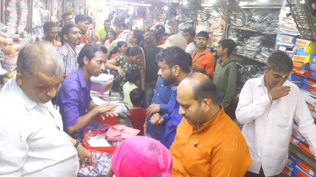 शालेय साहित्य खरेदीसाठी झुंबड