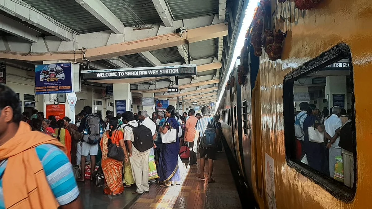पहिली खाजगी रेल्वे पोहचली शिर्डीत