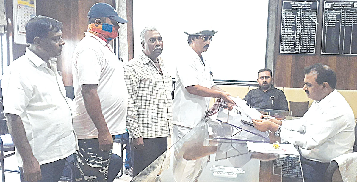 आयुक्त, कलेक्टरकडे जा, काहीच होणार नाही!