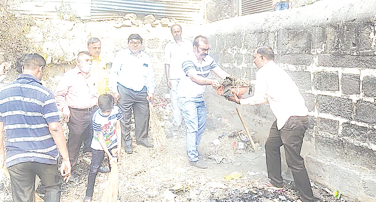 पाय विहिरीच्या स्वच्छतेसाठी अधिकार्यांचे श्रमदान