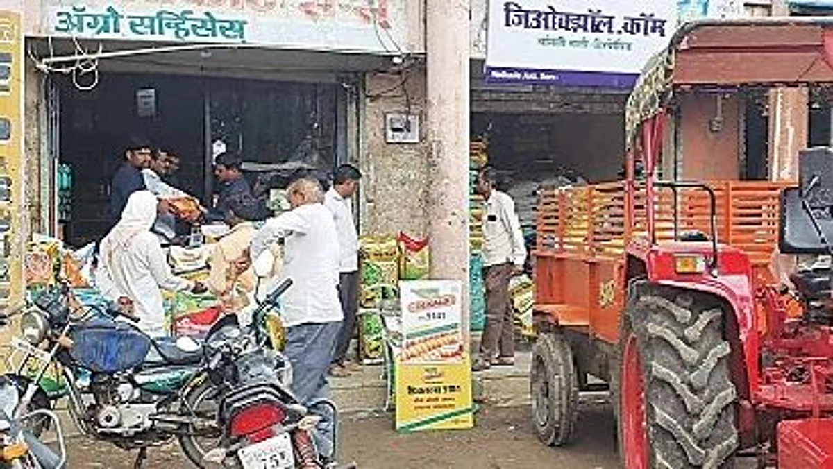 खते,बियाणे खरेदीसाठी गर्दी