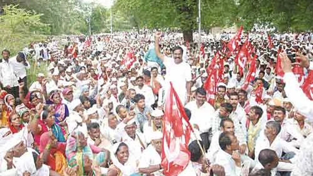 मागण्यांसाठी आदिवासींचा महसूल कार्यालयावर मोर्चा