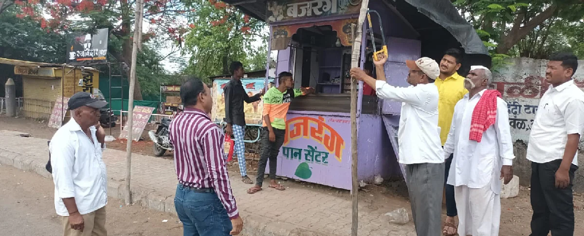 मनमाड रस्त्यावर मनपाची अतिक्रमण हटाव मोहीम