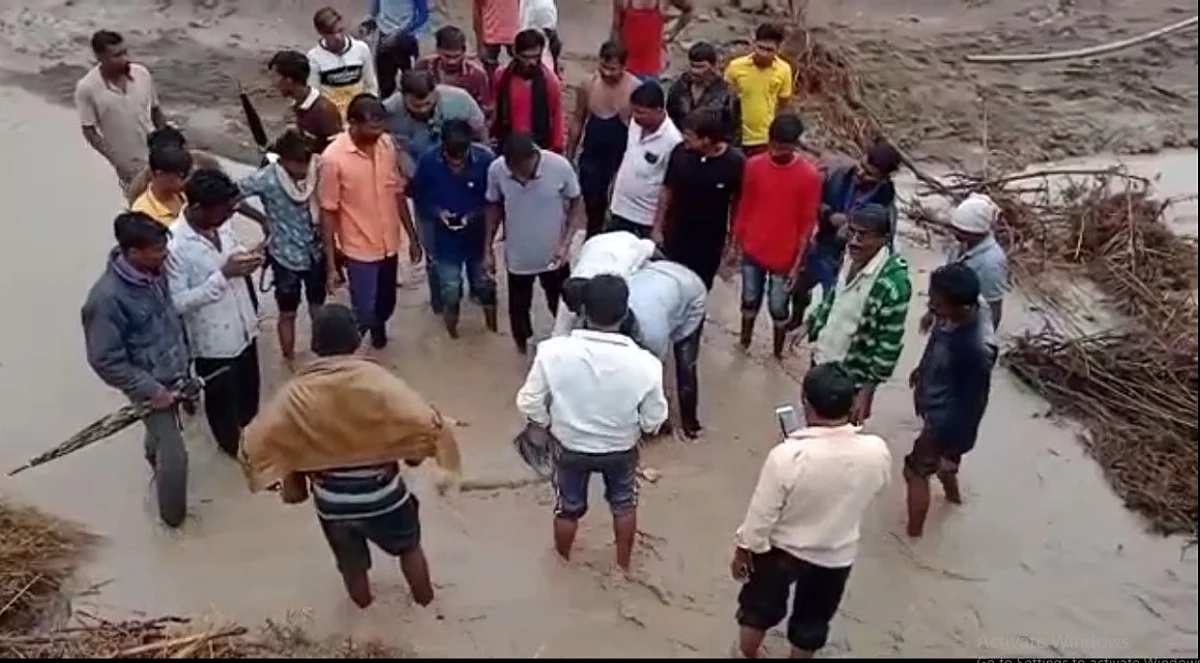पुराच्या पाण्यात बैलगाडी उलटली; महिलेसह चिमुकलीचा मृत्यू, दुसऱ्या मुलीचा शोध सुरु