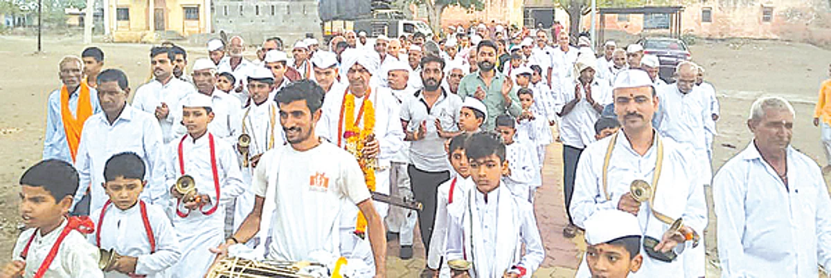 विठ्ठल नामाचा गजर करत पायी दिंडीचे प्रस्थान