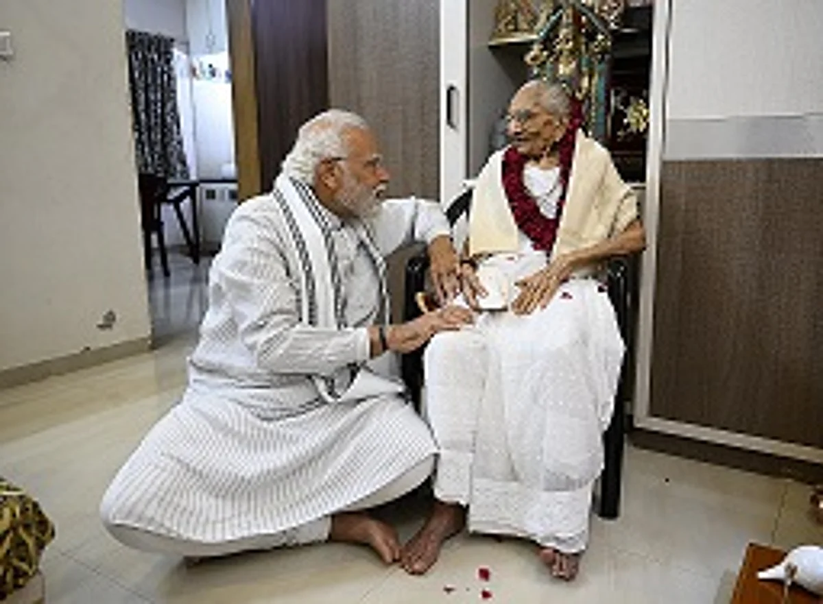 आईचा १०० वा वाढदिवस; पंतप्रधान नरेंद्र मोदींनी आई हिराबेन यांना दिले अनोखे गिफ्ट