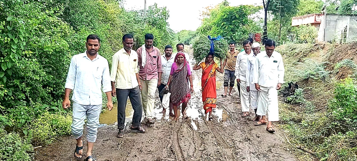 खुडसरगाव शिवरस्ता दुरूस्तीसाठी शेतकर्यांचा आंदोलनाचा इशारा