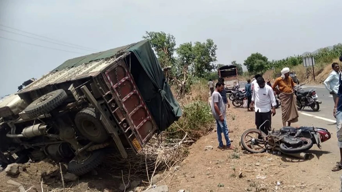 Accident टाटा मॅजिकच्या धडकेने दुचाकीस्वार जागीच ठार