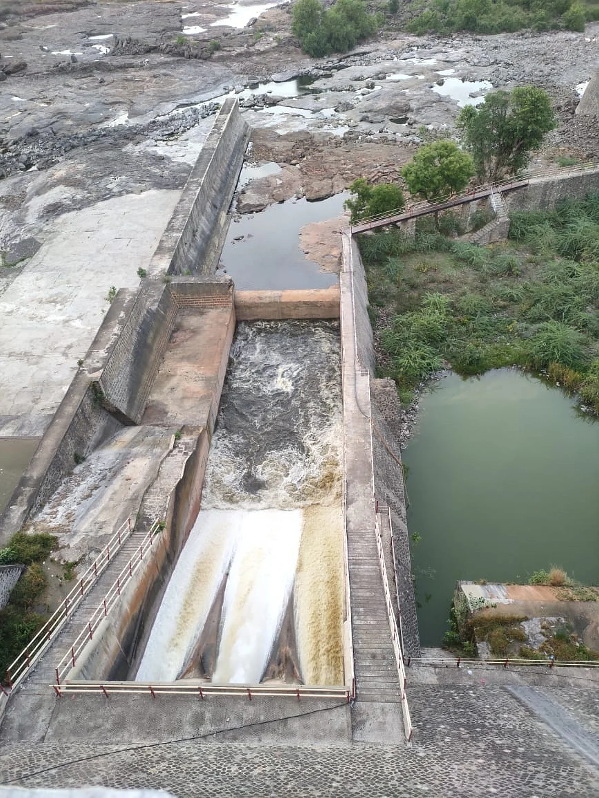 गिरणा धरणातून पाण्याचेे शेवटचे आवर्तन सुटले