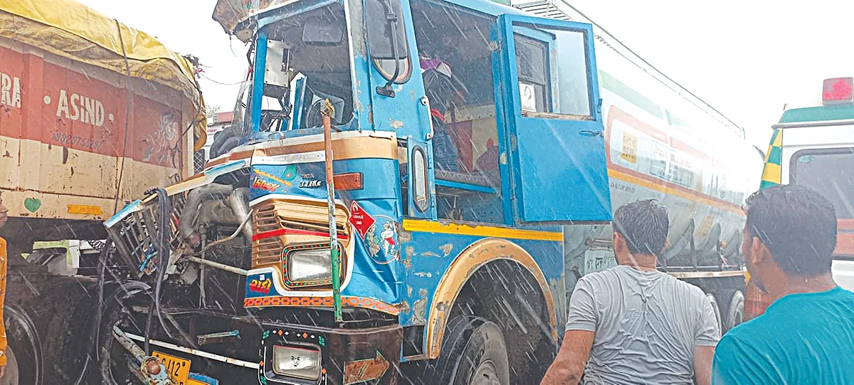 सोनखांबजवळ टँकर-ट्रकची समोरासमोर धडक